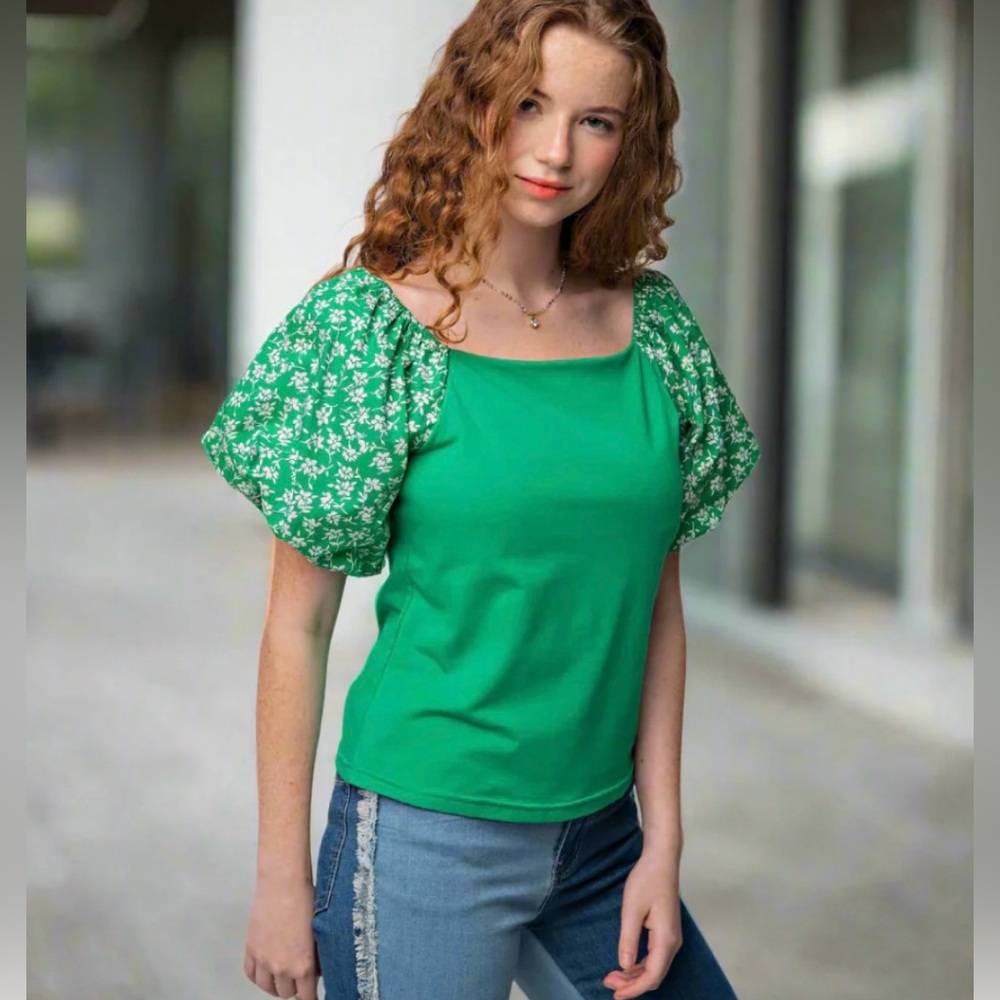 NEW Easel Green Top with Floral Puff Sleeves Size Small